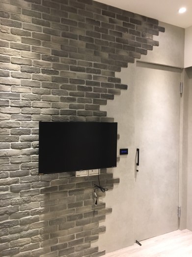 紅磚/灰磚文化石搭配清水模電視牆很絕配，特殊造型的牆面讓室內空間呈現出的 品味與質感都大大提升。
