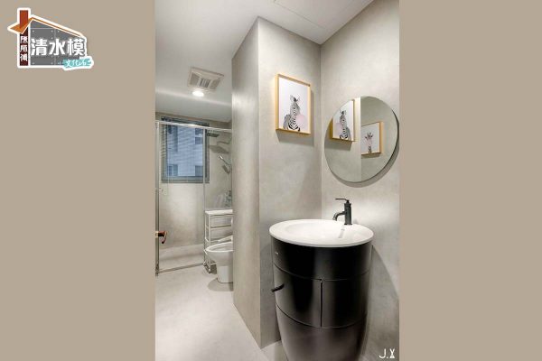 微水泥清水模浴室耐用性超過20年，比傳統磁磚浴室年限更長，衛浴空間若牆面、地面都使用相同材質、顏色質感優，能夠讓整個浴室空間更有簡潔放大效果，搭配衛浴燈光後，可大幅提升設計明亮質感展現風格。